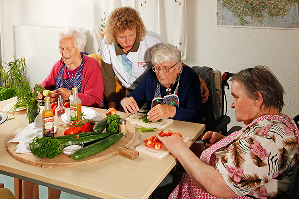 Senioren beim Gemüseschneiden